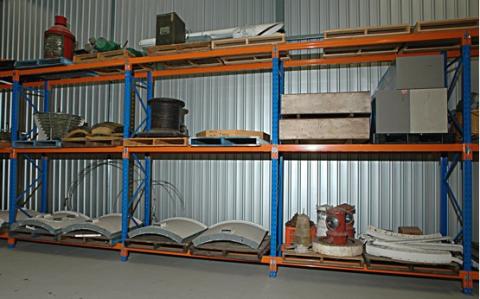 Example of poorly stored objects on pallet racking.