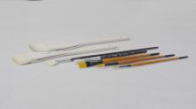 A set of different sized paintbrushes